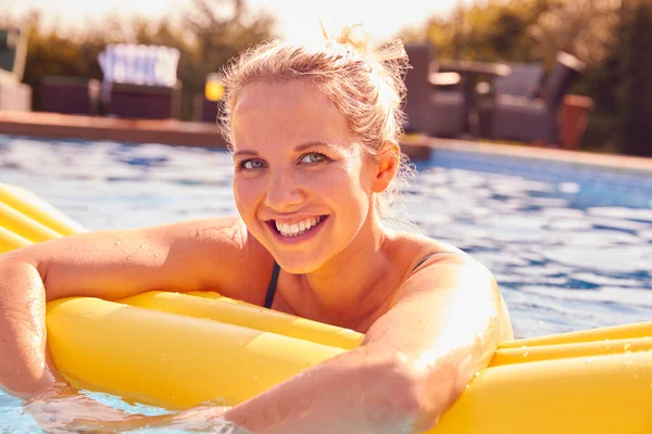 Retrato Mujer Que Divierte Con Inflable Vacaciones Verano Piscina Aire —  Fotos de Stock