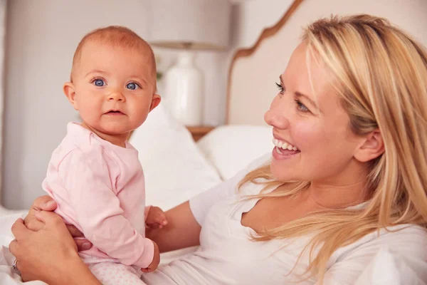 Liefhebbende Moeder Bed Spelen Spel Met Baby Dochter Dragen Pyjama — Stockfoto