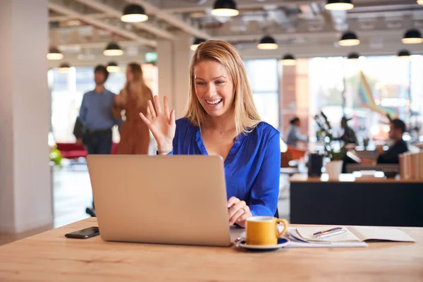 Jonge Zakenvrouw Zit Aan Balie Video Call Modern Open Plan — Stockfoto