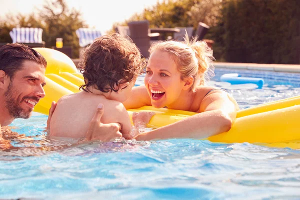 Familie Mit Jungem Sohn Hat Spaß Mit Schlauchboot Sommerurlaub Freibad — Stockfoto