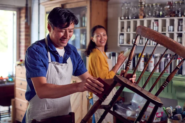 Volwassen Aziatisch Paar Restaureren Meubels Workshop Thuis Samen — Stockfoto
