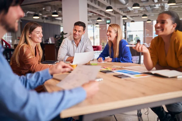 Geschäftsteam Trifft Sich Modernem Großraumbüro Tisch — Stockfoto