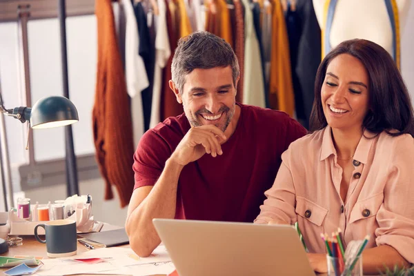 Mannelijke Vrouwelijke Modeontwerpers Studio Meeting Video Call Laptop — Stockfoto