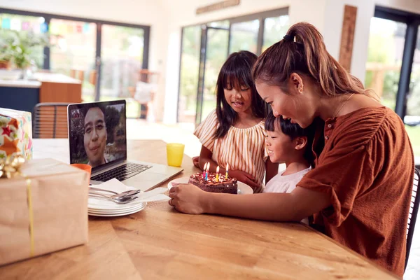 Família Asiática Comemorando Aniversário Casa Com Pai Trabalhando Longe Chamada — Fotografia de Stock