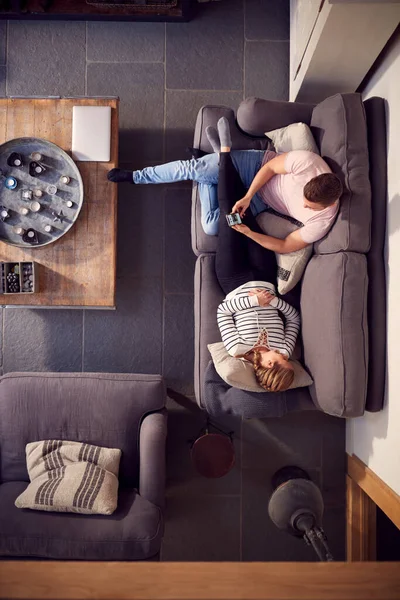 Visão Aérea Casal Relaxando Sofá Salão Casa Usando Telefone Móvel — Fotografia de Stock