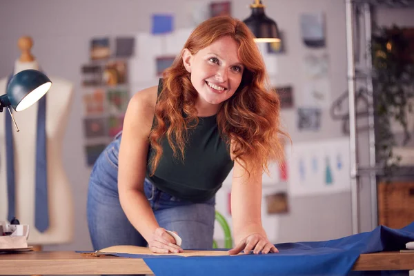 Estudiante Propietaria Negocio Que Trabaja Patrón Dibujo Moda Tela Tiza — Foto de Stock