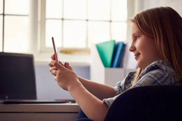 Flicka Sitter Vid Skrivbordet Home Schooling Göra Online Videosamtal Mobiltelefon — Stockfoto