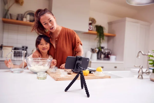 Asijské Matka Dcera Pečení Dortíky Kuchyni Doma Zatímco Přihlášení Mobilní — Stock fotografie