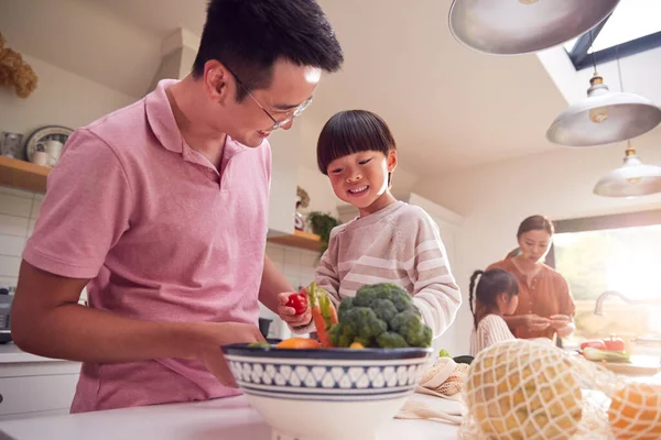 Asiatico Famiglia Preparazione Ingredienti Pasto Cucina Casa Insieme — Foto Stock