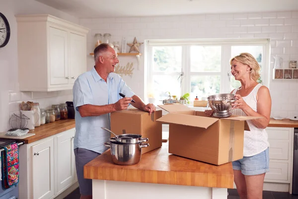 Senior Couple Downsizing Retirement Packing Labelling Boxes Ready Move New — Stock Photo, Image