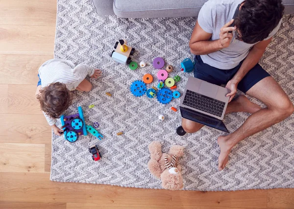 Tir Aérien Fils Jouant Avec Des Jouets Sur Tapis Maison — Photo