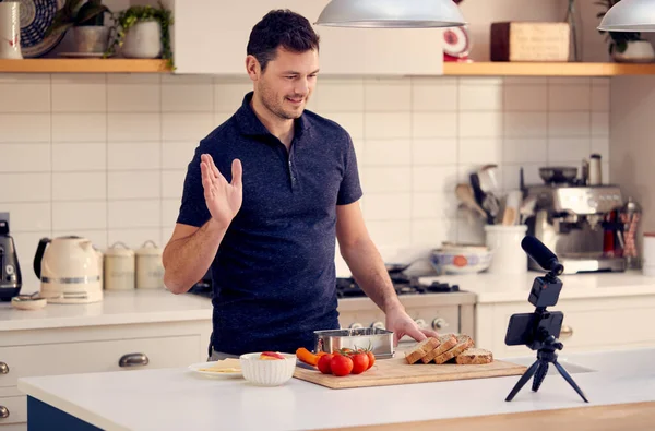 Αρσενικό Vlogger Κάνοντας Social Media Video Για Μαγείρεμα Για Διαδίκτυο — Φωτογραφία Αρχείου