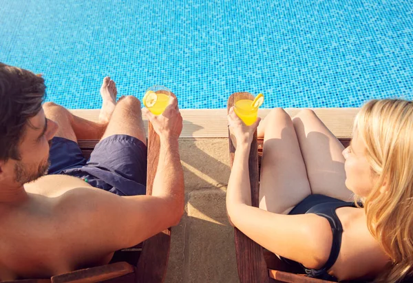 Sobre Vista Ombro Casal Férias Verão Com Bebidas Frias Nas — Fotografia de Stock