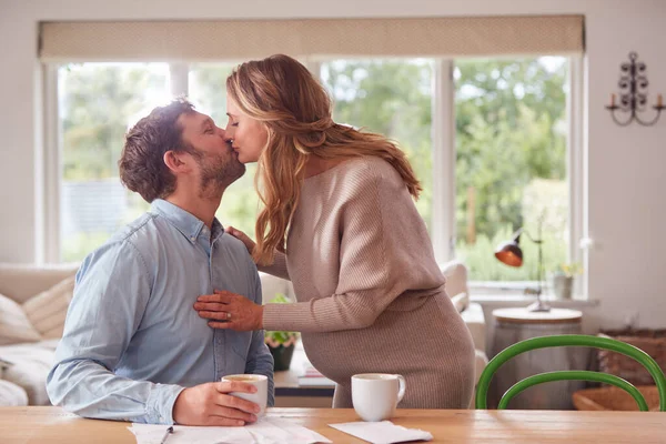 Coppia Con Uomo Baci Incinta Moglie Come Lei Sta Accanto — Foto Stock