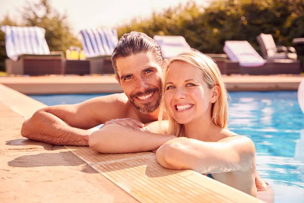 Retrato Casal Divertindo Nas Férias Verão Relaxando Piscina Livre — Fotografia de Stock