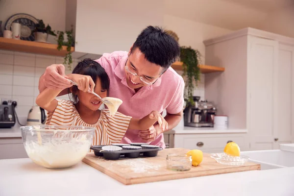 Asiático Padre Hija Hacer Cupcakes Cocina Casa Juntos —  Fotos de Stock