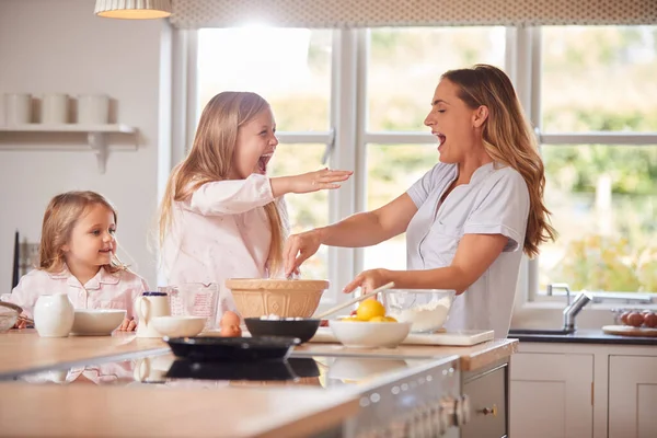 Mor Och Två Döttrar Gör Pannkakor Köket Hemma Tillsammans — Stockfoto