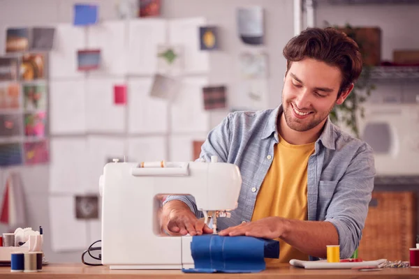 Estudiante Masculino Sonriente Dueño Negocio Que Trabaja Moda Usando Máquina —  Fotos de Stock