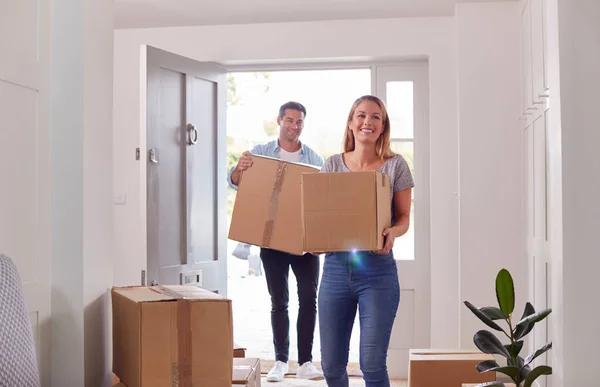 Casal Animado Transportando Caixas Através Porta Frente Nova Casa Dia — Fotografia de Stock