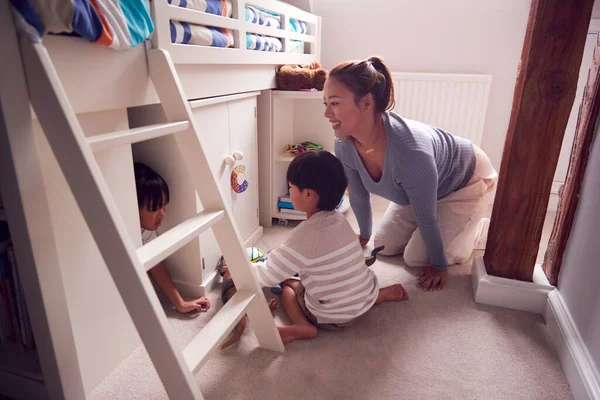 Asiatisk Mor Med Barn Som Leker Med Leksaker Sovrummet Tillsammans — Stockfoto