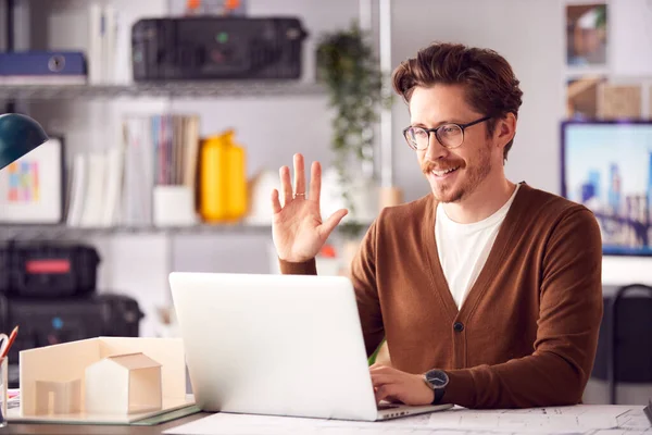 Arquitecto Masculino Oficina Haciendo Videollamada Escritorio Ordenador Portátil Saludando Pantalla — Foto de Stock