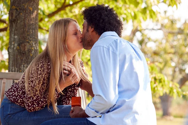 Dojrzałe Mężczyzna Kolana Całowanie Kobieta Jak Oświadcza Się Park Zaręczynowy — Zdjęcie stockowe