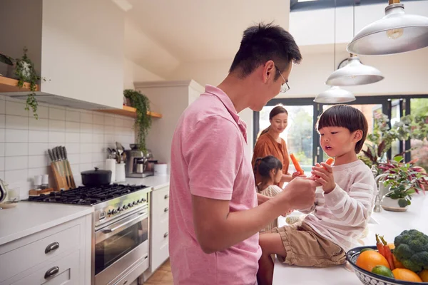 Asyalı Aile Evde Mutfakta Yemekler Çin Hazırlık Yapıyor — Stok fotoğraf