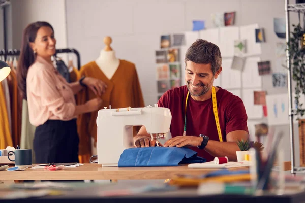 Mężczyzna Projektant Mody Pracuje Maszynie Szycia Jak Kobieta Kolega Pracuje — Zdjęcie stockowe
