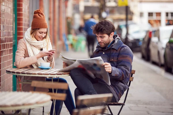 Para Randce Siedzi Przed Kawiarnią High Street Przy Użyciu Telefonu — Zdjęcie stockowe