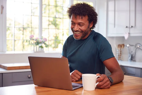 Reif Mann Küche Working Von Zuhause Auf Laptop Computer — Stockfoto