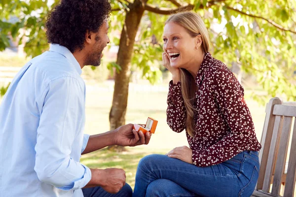 Hombre Maduro Arrodillándose Proponiendo Sorprender Mujer Sentada Parque Con Anillo — Foto de Stock