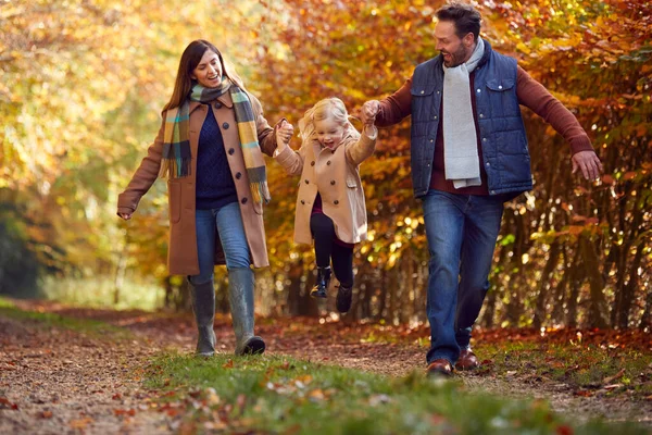 Garota Excitada Sendo Balançada Pelos Pais Família Autumn Walk Através — Fotografia de Stock