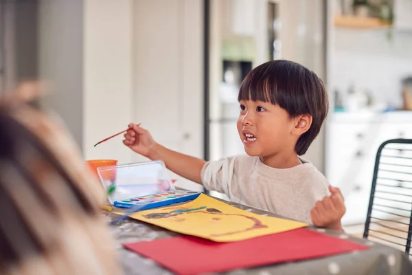 Jovem Asiático Menino Pintura Quadro Divertindo Fazendo Artesanato Mesa Casa — Fotografia de Stock