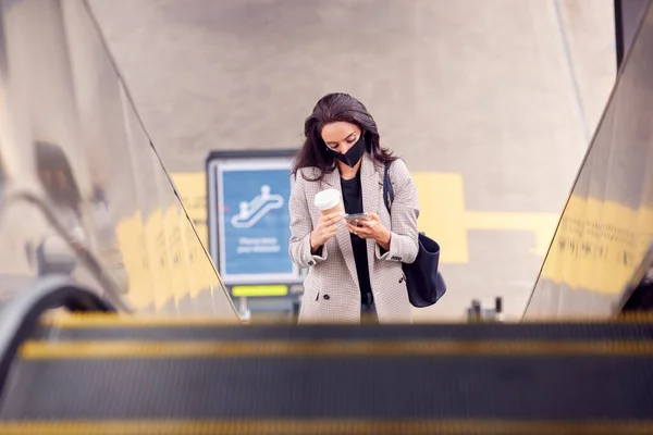 Demiryolu Istasyonunda Yürüyen Merdivendeki Kadını Cep Telefonuyla Ppe Maskesi Takıyor — Stok fotoğraf