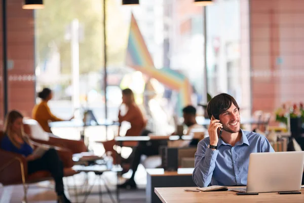 Homme Affaires Assis Bureau Sur Appel Téléphonique Dans Bureau Moderne — Photo