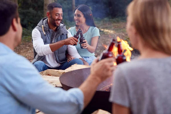 Group Friends Camping Sitting Bonfire Fire Bowl Celebrating Drinking Beer — Stock Photo, Image