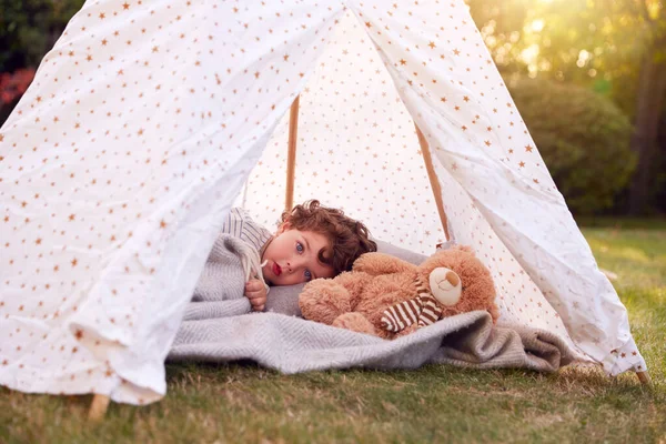 Ung Pojke Som Har Roligt Inne Tält Eller Tepee Inlagd — Stockfoto