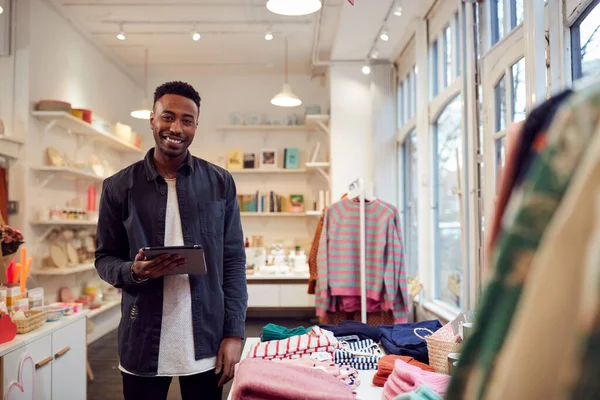 Portrait Male Small Business Owner Checks Stock Shop Menggunakan Tablet — Stok Foto