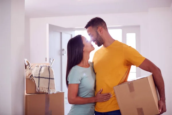 Liefdevolle Paar Dragen Dozen Door Voordeur Van Nieuw Huis Bewegende — Stockfoto