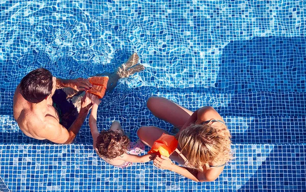 Vue Aérienne Famille Avec Jeune Fils Portant Des Bras Pour — Photo