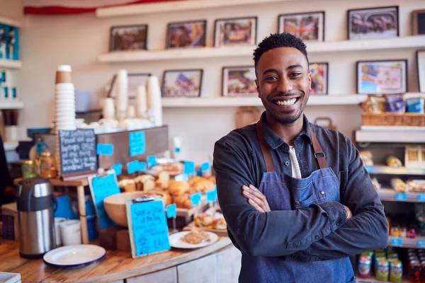 Porträtt Leende Manliga Ägare Coffee Shop Står Vid Disken — Stockfoto