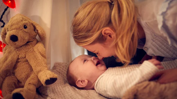 Liebevolle Mutter Kuschelt Baby Sohn Auf Decke Hausgemachten Camp Kinderzimmer — Stockfoto