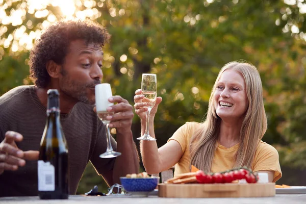 Pareja Madura Celebrando Con Champán Mientras Sientan Mesa Jardín Con — Foto de Stock