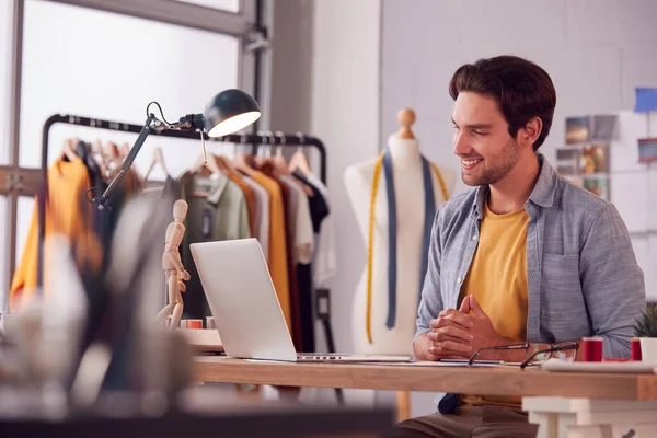 Estudiante Masculino Propietario Negocios Que Trabaja Moda Usando Ordenador Portátil — Foto de Stock