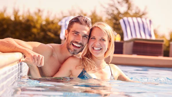Yaz Tatilinde Eğlenen Bir Çiftin Portresi Açık Havuzda Dinleniyor — Stok fotoğraf
