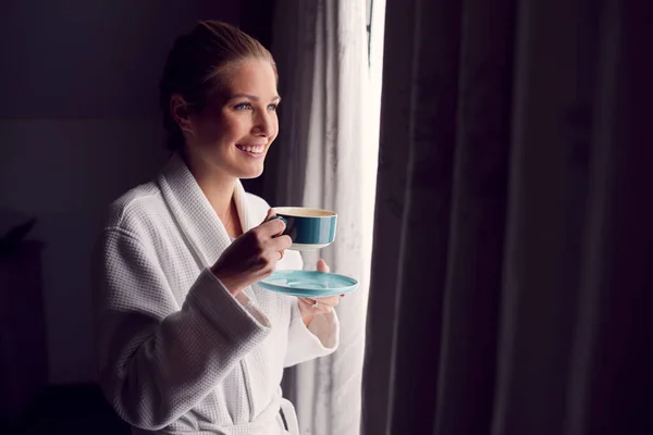 Mujer Usando Albornoz Hotel Spa Romper Pie Junto Cortinas Abiertas —  Fotos de Stock