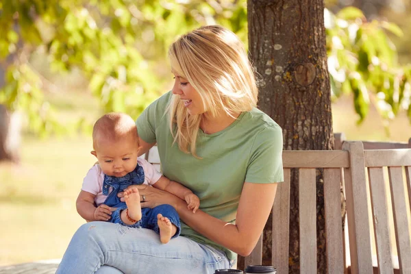 Liebevolle Mutter Kuschelt Und Spielt Mit Baby Tochter Freien Auf — Stockfoto