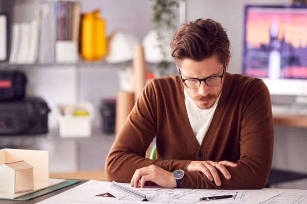 Arquitecto Masculino Oficina Que Trabaja Escritorio Con Modelo Madera Del —  Fotos de Stock