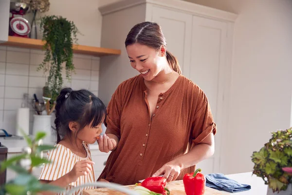 Familia Asiática Preparando Ingredientes Para Comida Cocina Casa Juntos —  Fotos de Stock