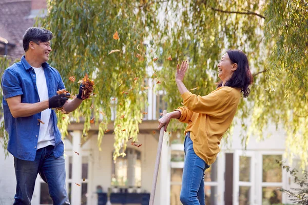 Olgun Asyalı Çift Bahçede Çalışırken Yapraklarını Fırlatıp Eğleniyor — Stok fotoğraf